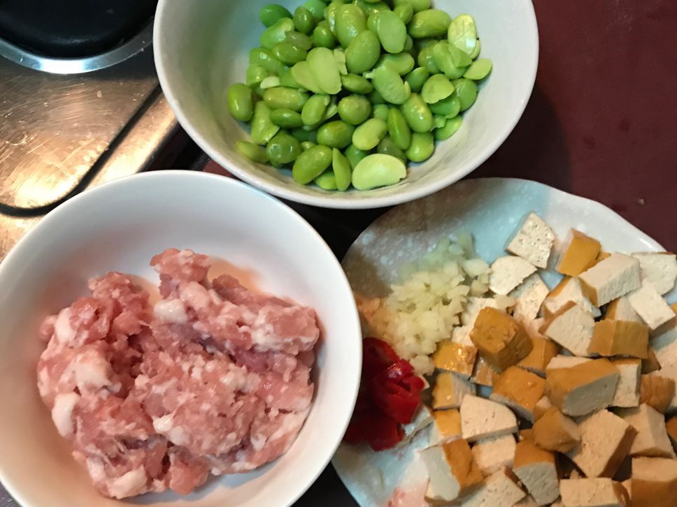 便当菜之豆干毛豆炒猪肉🍱的加工步骤