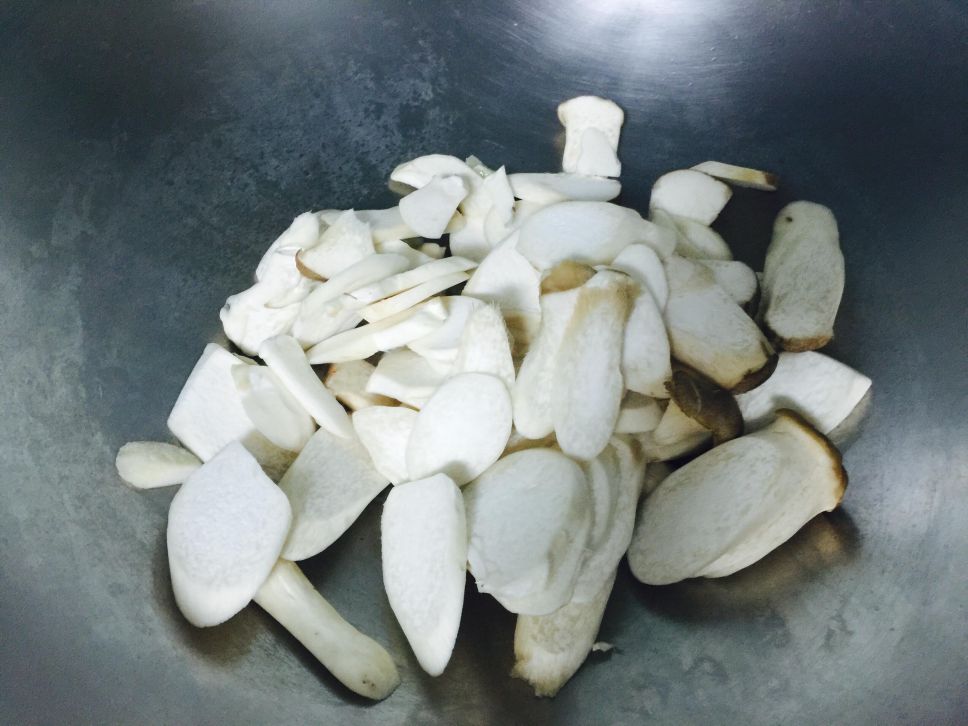 便当菜：蒜香杏鲍菇牛肉片的加工步骤