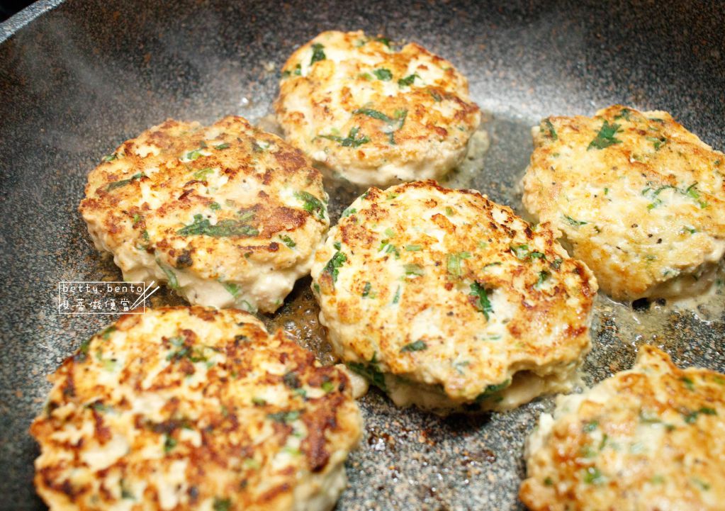 低脂便当菜《香菜鸡胸肉饼便当》的加工步骤