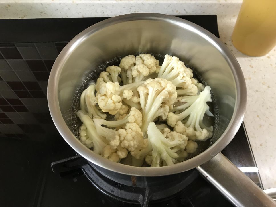 低醣柠檬蒜香白花椰菜饭的加工步骤