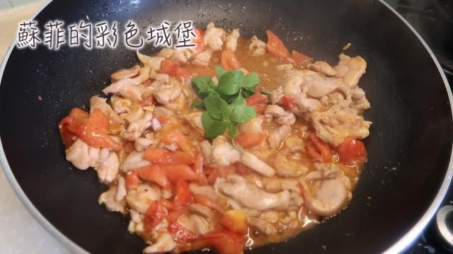 『塔香番茄炒嫩鸡』超嫩的鸡腿肉便当菜喔～的加工步骤