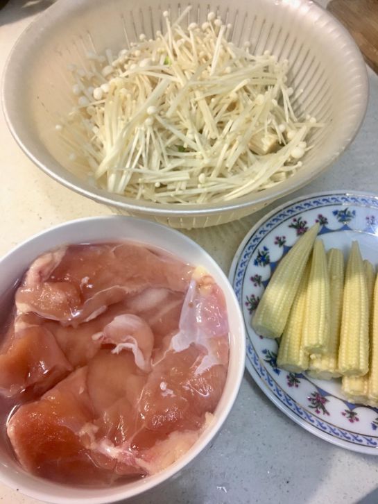 鸡胸肉炒金针菇【减糖料理】的加工步骤