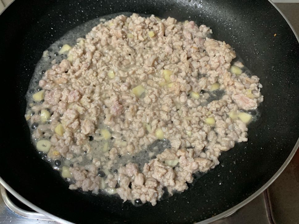 毛豆肉末烩豆腐的加工步骤