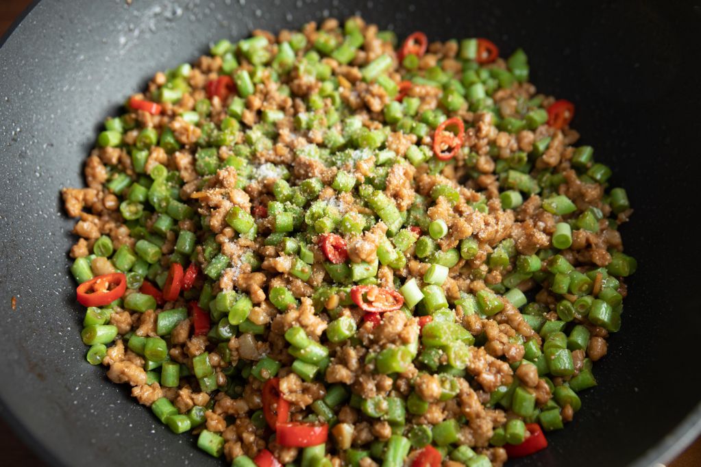 香炒绞肉四季豆，下饭菜的加工步骤