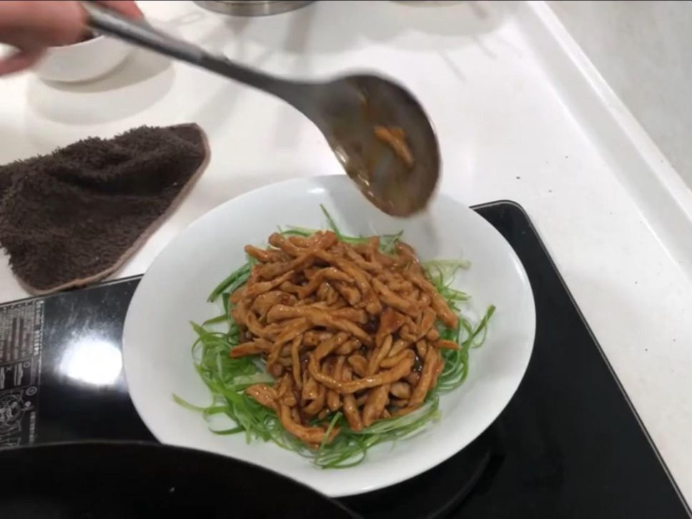 京酱肉丝｜跟着做｜零失败｜（影片示范）的加工步骤