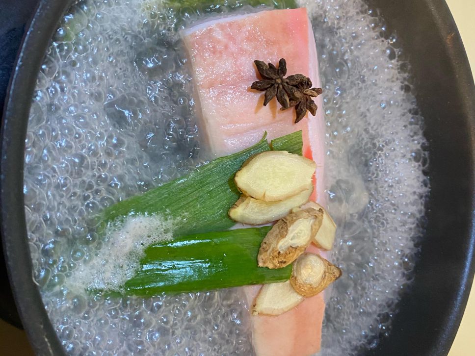 ［生酮低醣餐］梅干扣肉 福菜烧白的加工步骤