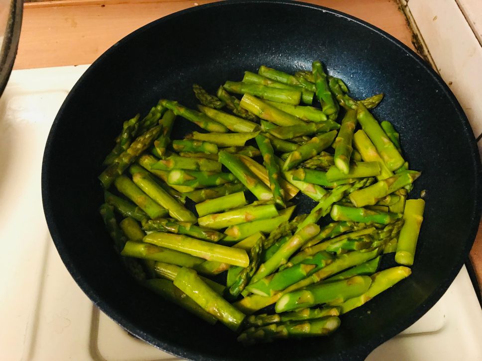 日式料理：照烧芦笋鲜虾杏包菇的加工步骤