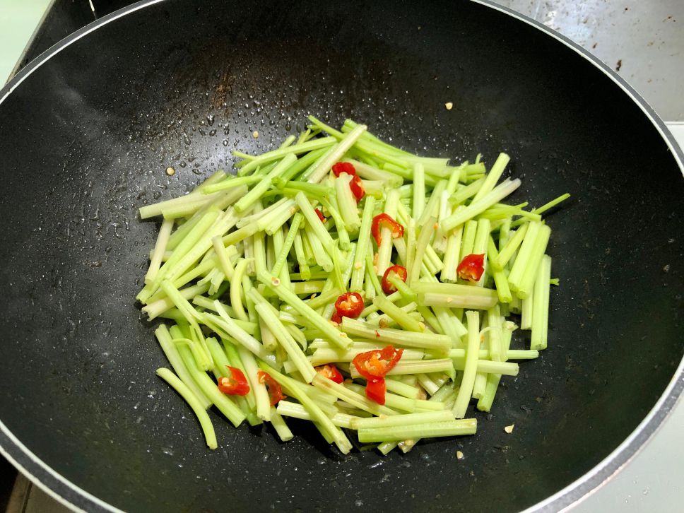 芹菜沙茶牛肉的加工步骤