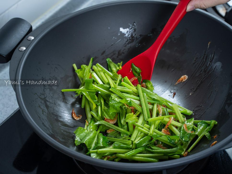 樱花虾炒菠菜【家常菜】的加工步骤