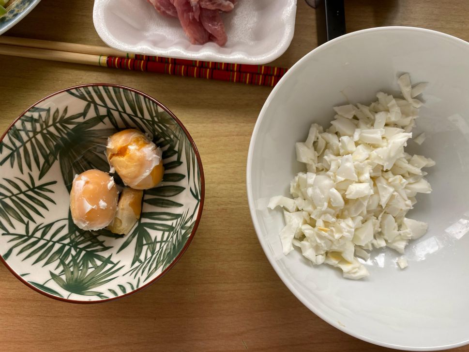 川菜台菜饭馆《金沙美人腿》下饭料理的加工步骤