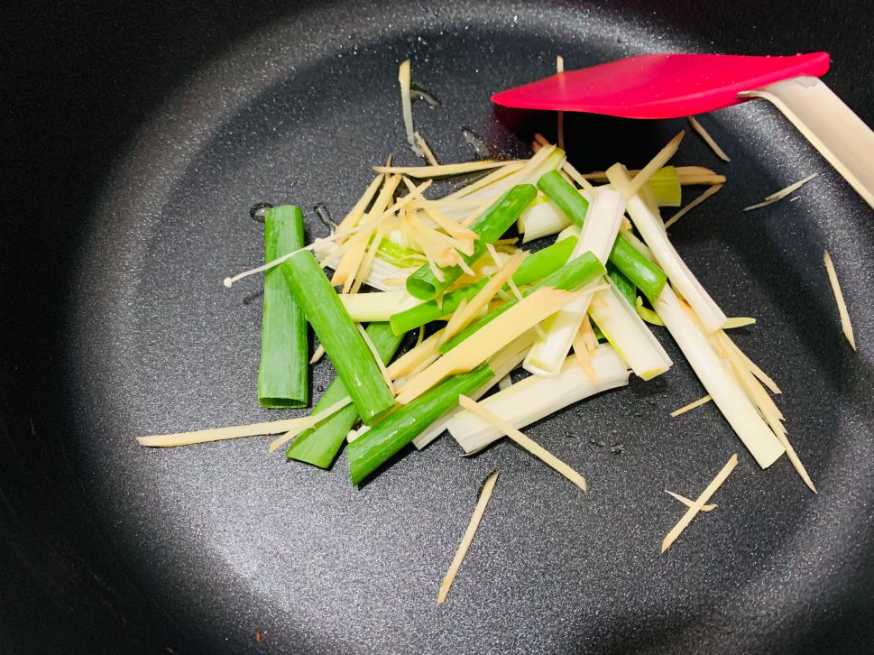 沙茶金针菇炒肉丝的加工步骤