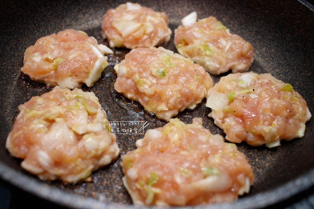 低脂便当菜《高丽菜鸡胸肉饼》的加工步骤