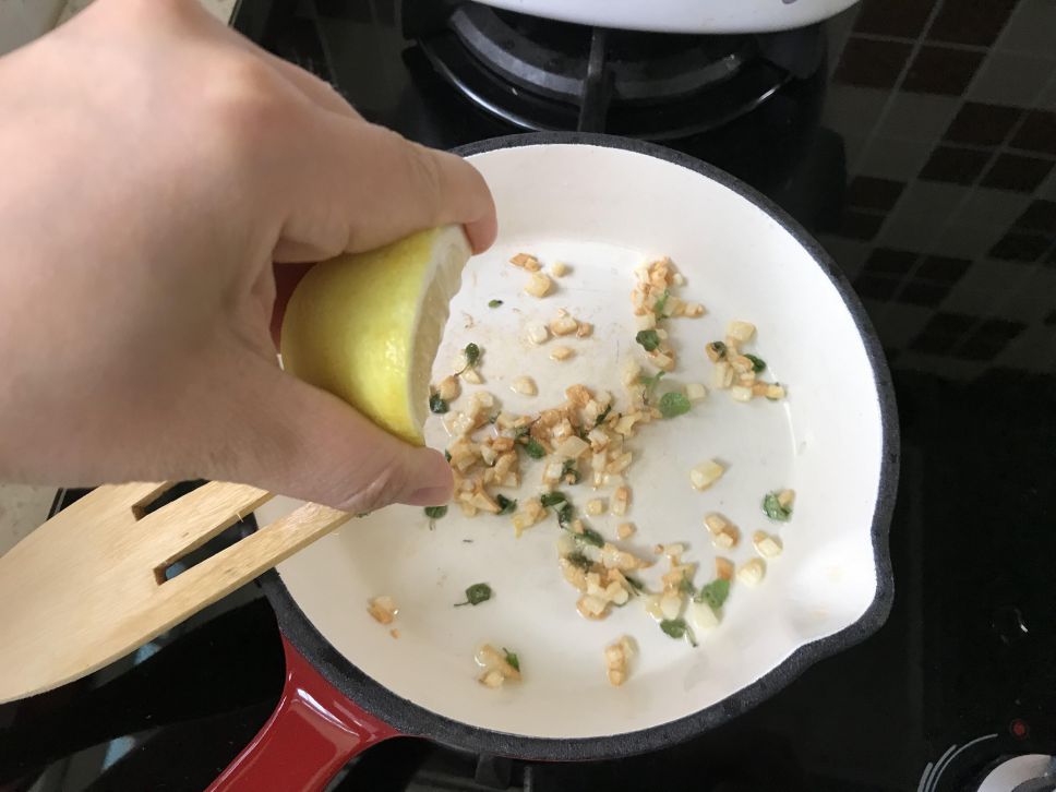 低醣柠檬蒜香白花椰菜饭的加工步骤