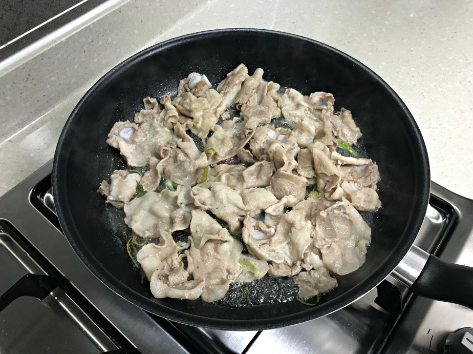 五花肉片炒豆芽的加工步骤