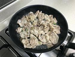 五花肉片炒豆芽