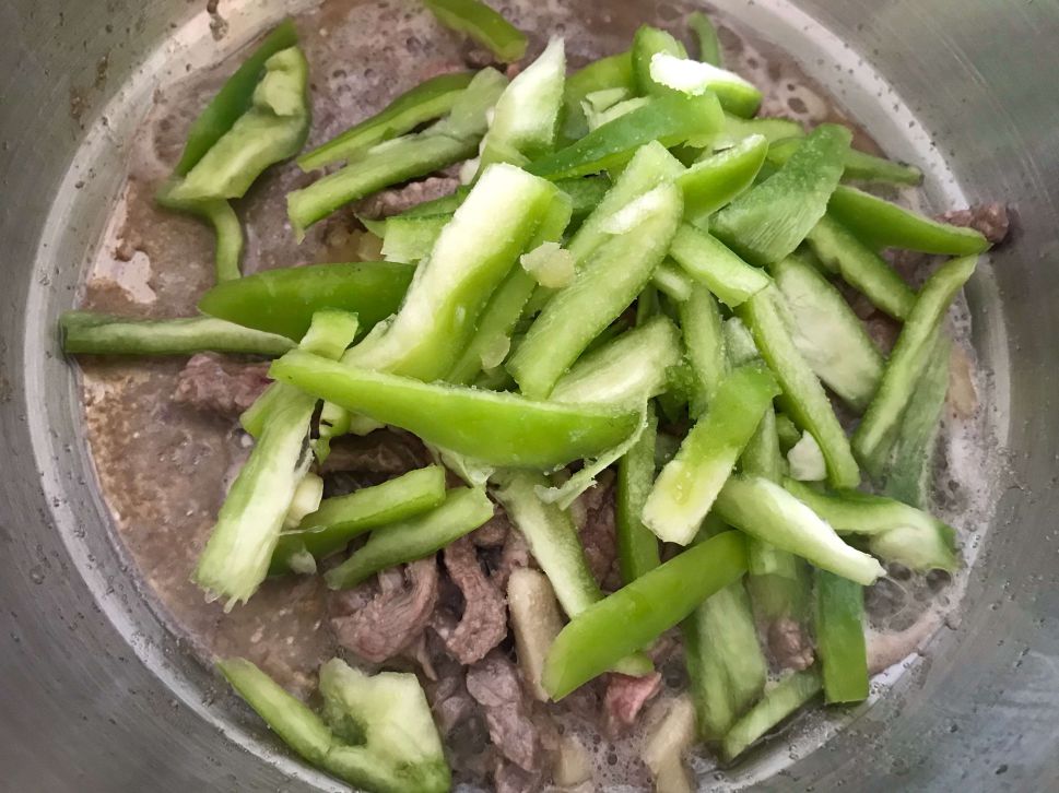 青椒炒肉丝🥩🥒的加工步骤