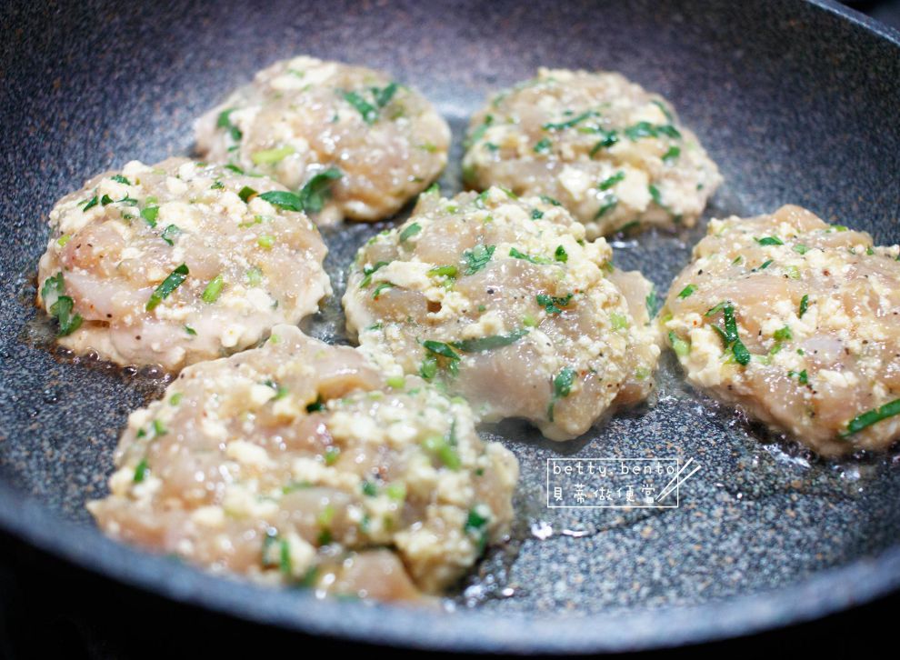 低脂便当菜《香菜鸡胸肉饼便当》的加工步骤