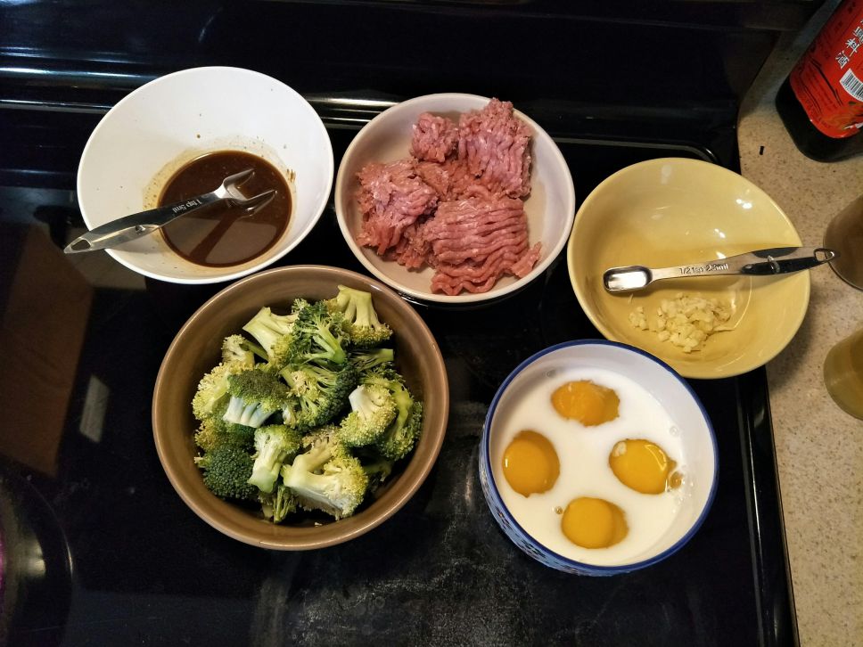 日式三色丼饭 鸡鬆盖饭 快速便当菜的加工步骤