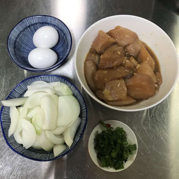 木木作羹汤｜增肌减脂餐 鸡胸肉亲子丼的加工步骤