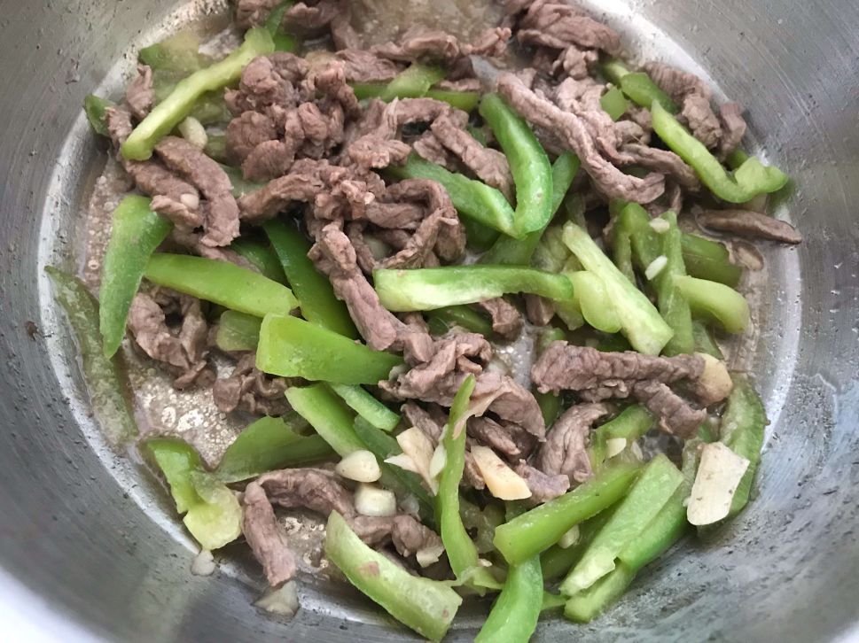 青椒炒肉丝🥩🥒的加工步骤