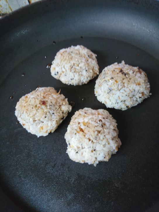 野餐风日式鲑鱼烤饭团的加工步骤