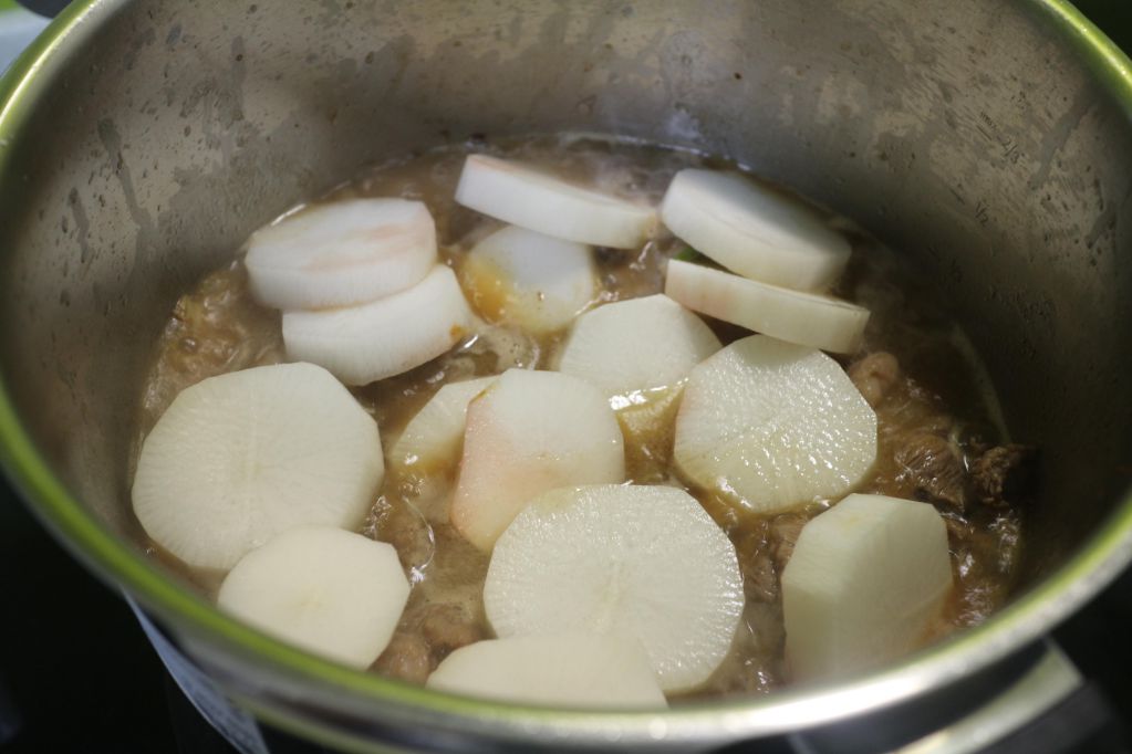 好下饭!味噌萝卜炖牛肉的加工步骤