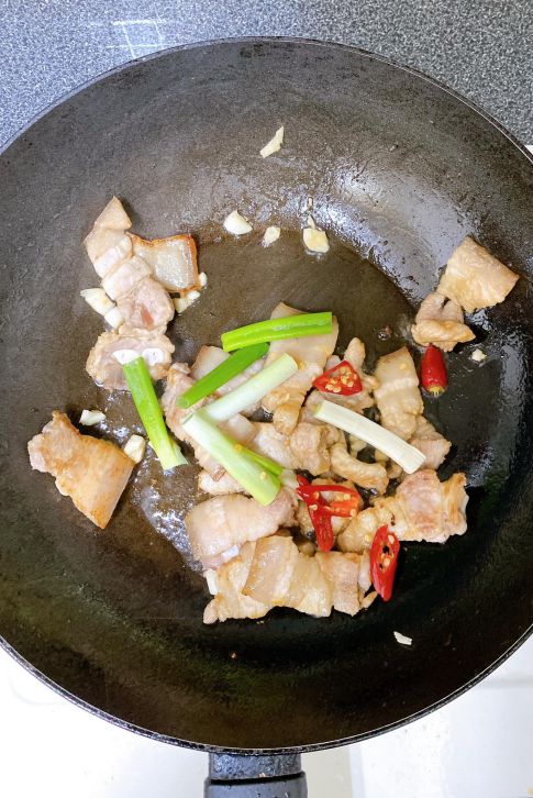 ［怀念阿嬷料理］葱爆猪肉的加工步骤