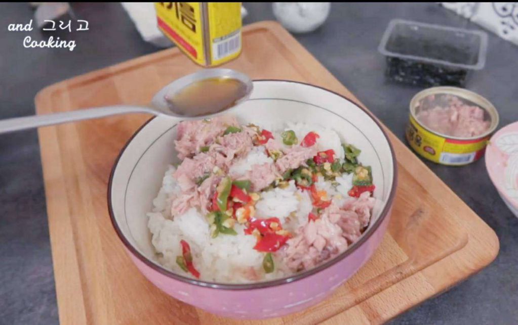 鲔鱼三角饭团Tuna Rice Ball的加工步骤