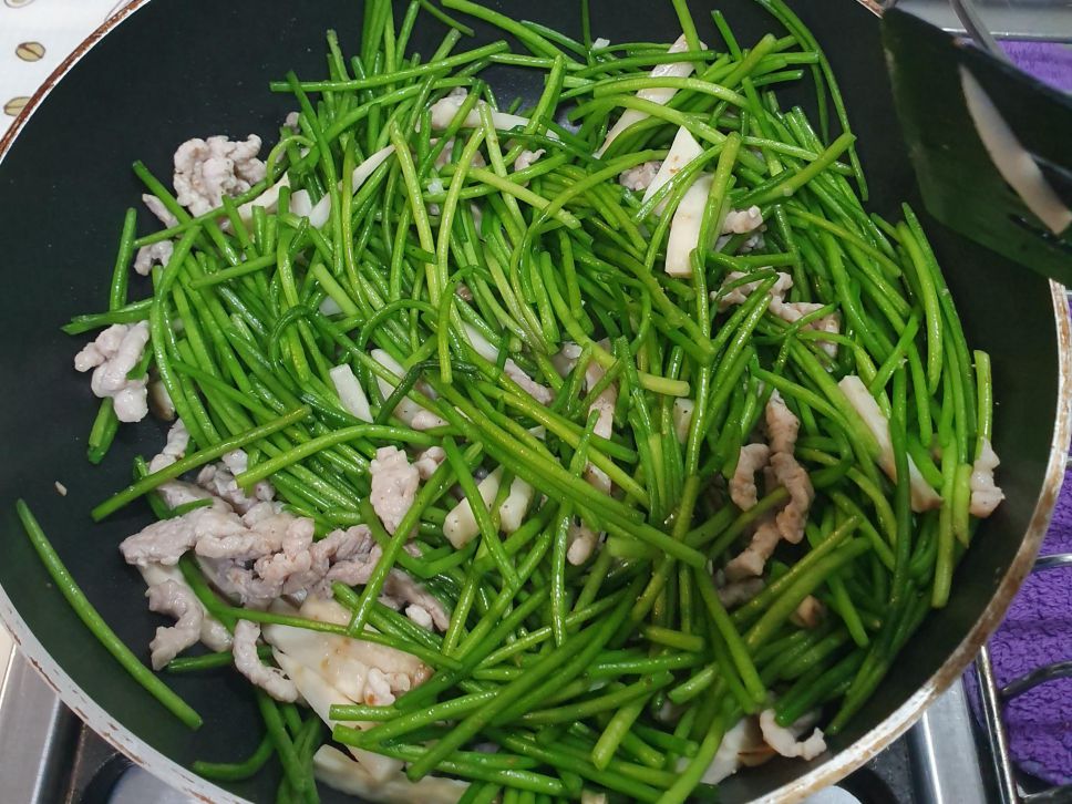 水莲杏鲍菇炒肉丝🥢的加工步骤