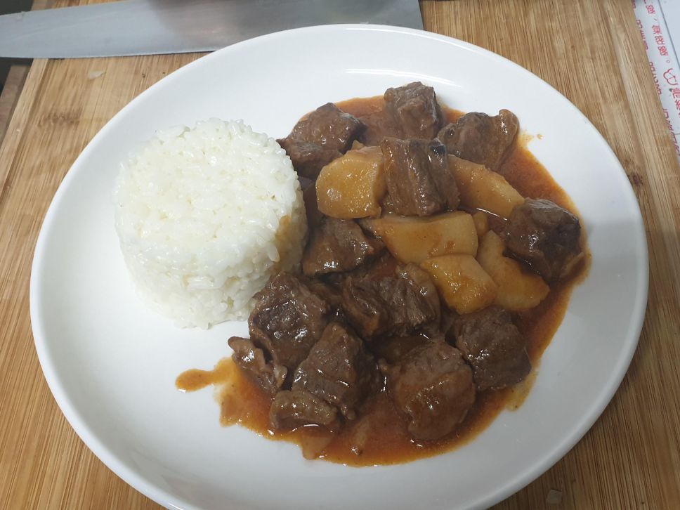 匈牙利烩牛肉附奶油饭的加工步骤