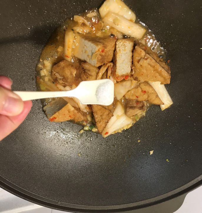 泡菜味增油豆腐炒肉末的加工步骤