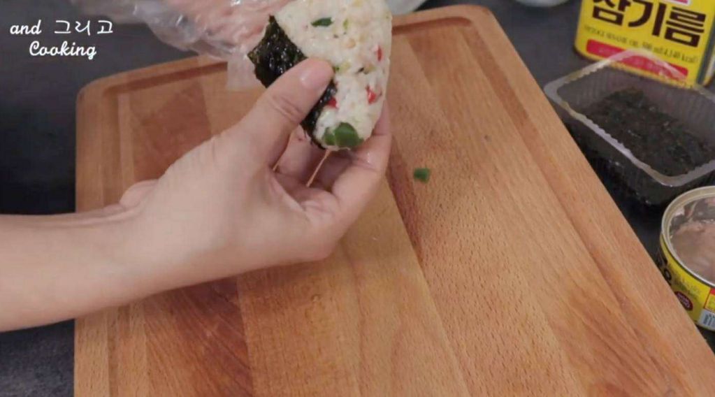 鲔鱼三角饭团Tuna Rice Ball的加工步骤