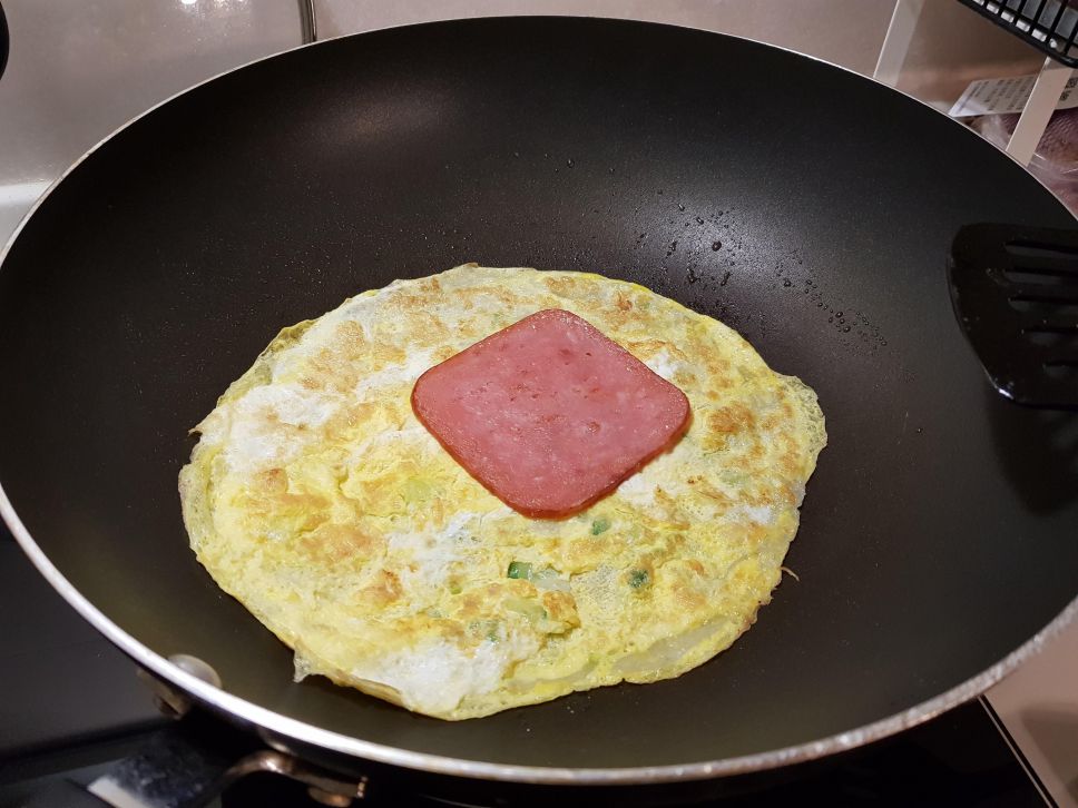 【中式早餐】自製面糊火腿蛋饼的加工步骤