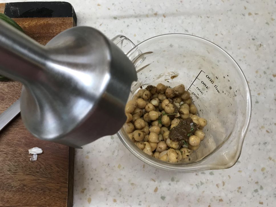 芝麻鸡胸肉佐鹰嘴豆泥三明治的加工步骤