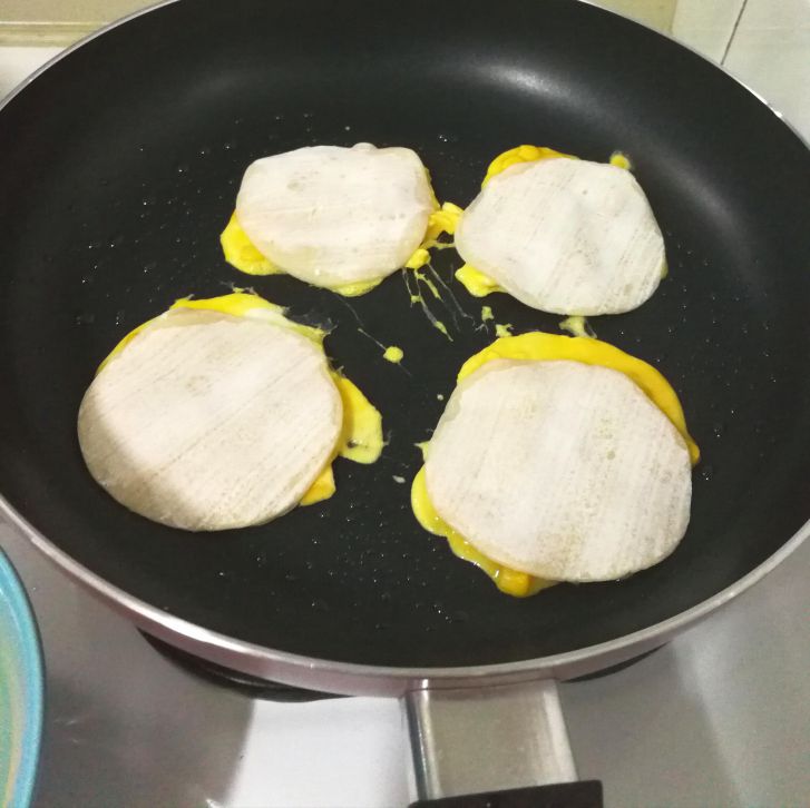 水饺皮变身蛋饼的加工步骤