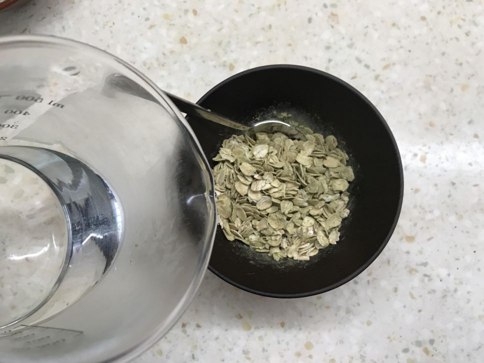 黑芝麻抹茶拿铁燕麦片的加工步骤