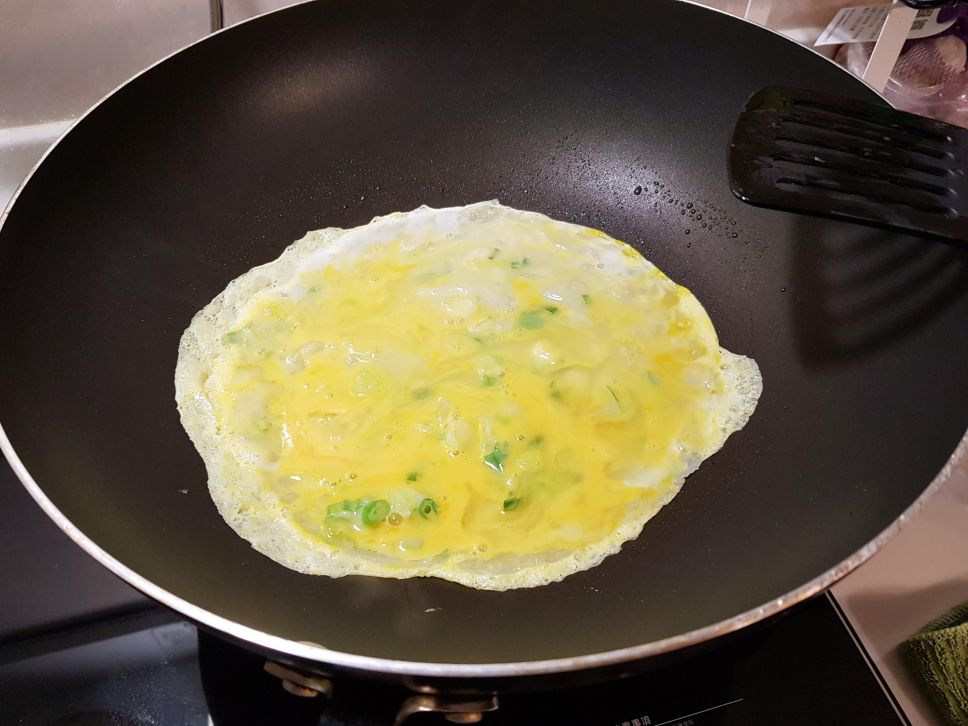 【中式早餐】自製面糊火腿蛋饼的加工步骤