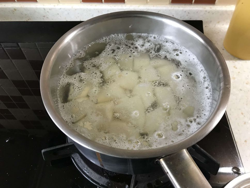 鲔鱼马铃薯泥煎饼早餐的加工步骤