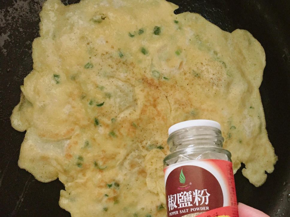 巷子裏的外酥内软手作厚皮蛋饼的加工步骤