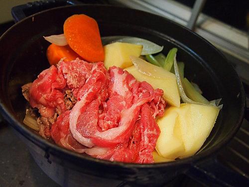 【深夜食堂食谱】马铃薯炖肉的加工步骤