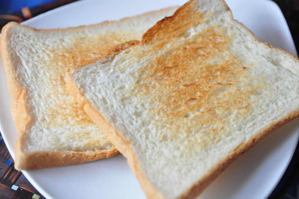 『Take a bread！创意三明治、面包早餐』蛋煎吻仔鱼三明治的加工步骤