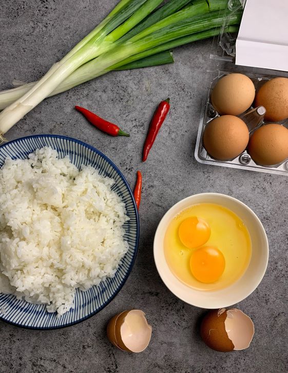 粒粒分明葱油蛋炒饭15分钟上菜的加工步骤