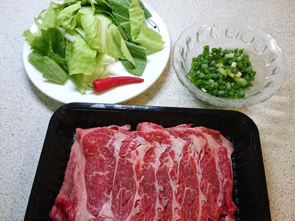 原味牛肉片面。15分钟的美味秘诀的加工步骤