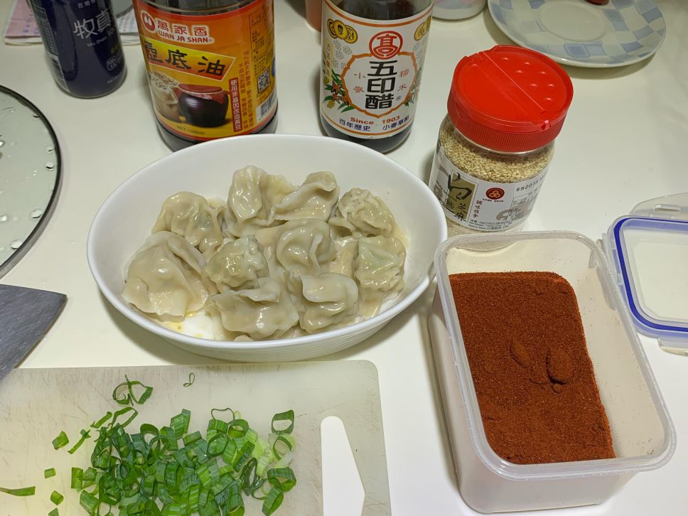 酸辣饺子（成功。用冷冻水饺）的加工步骤