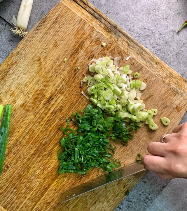 粒粒分明葱油蛋炒饭15分钟上菜的加工步骤