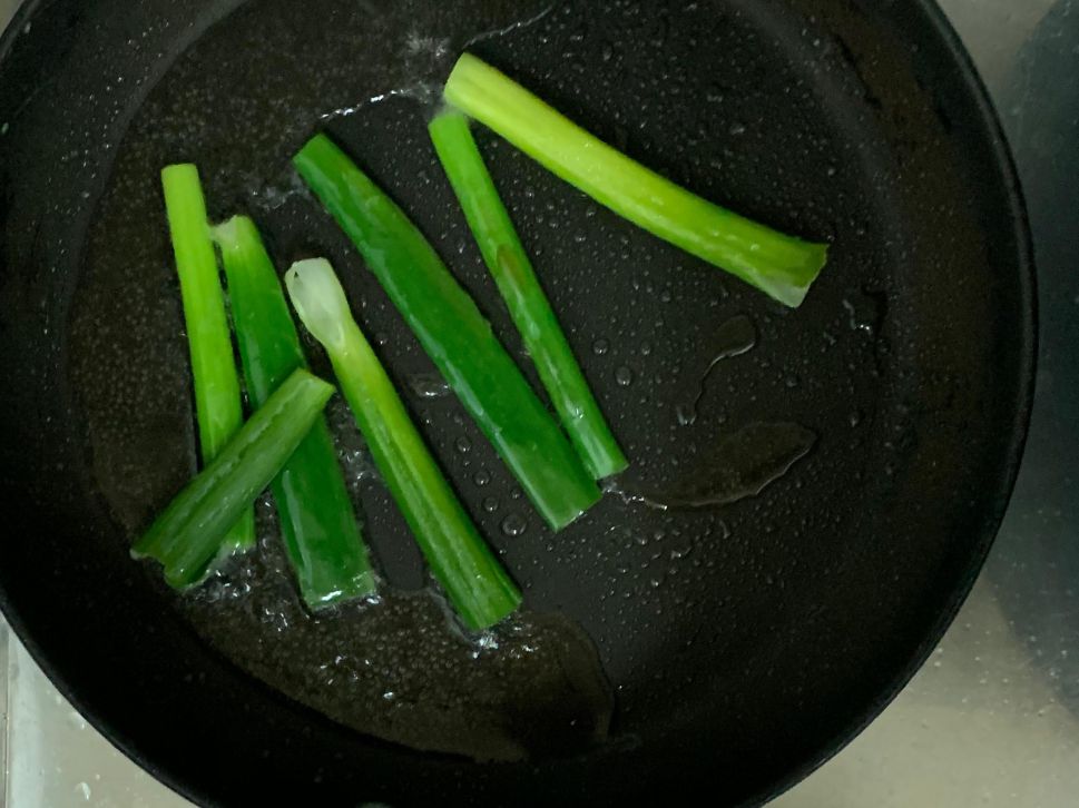 粒粒分明葱油蛋炒饭15分钟上菜的加工步骤