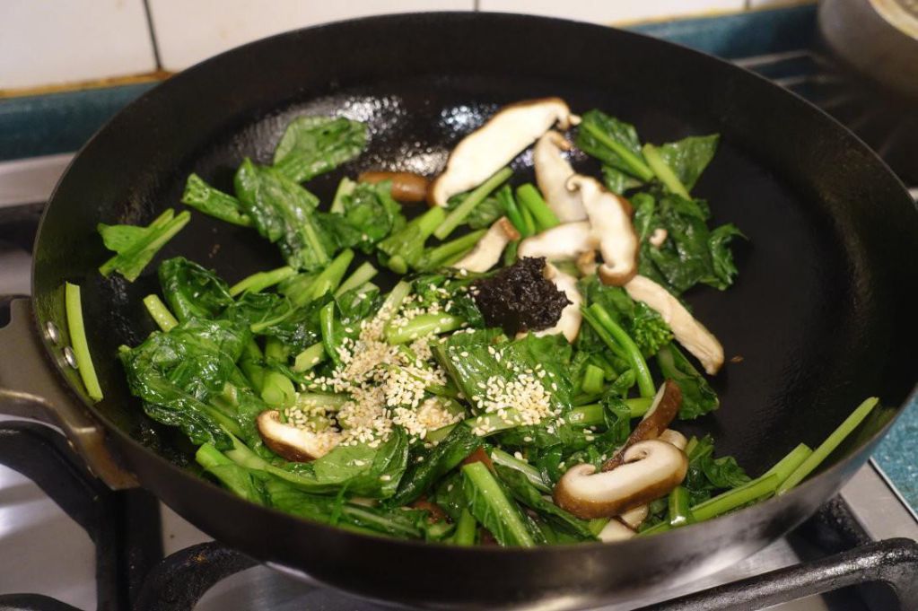 梅味噌製作，芝麻梅味噌小松菜的加工步骤