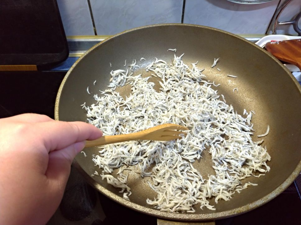 蒜酥吻仔鱼炒花生的加工步骤