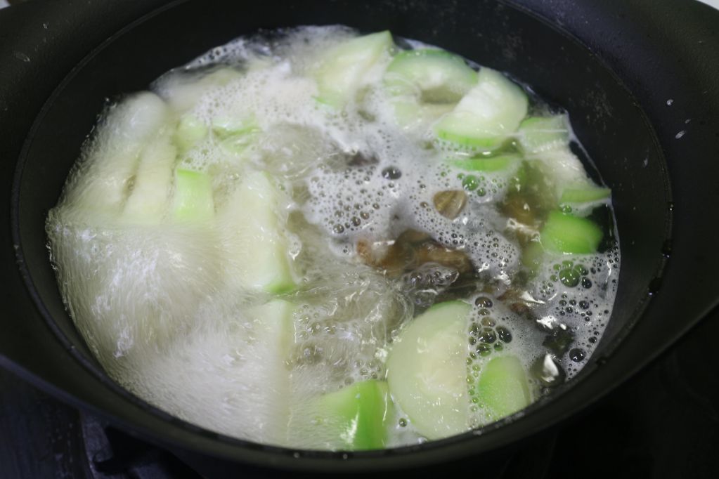 超鲜美!丝瓜小卷米粉汤(昆布汤底)的加工步骤