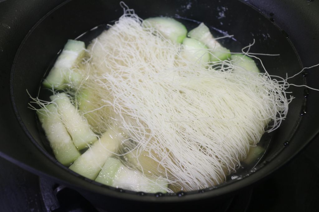 超鲜美!丝瓜小卷米粉汤(昆布汤底)的加工步骤